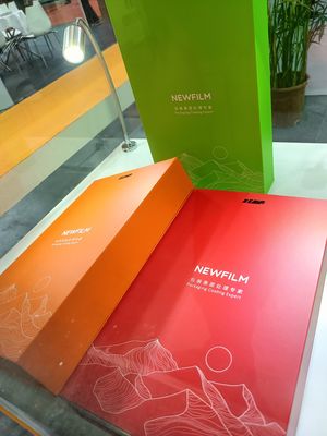 İyi bir fiyat. 33 Mikron Çevre dostu ön kaplama lak tabakası termik film kutular için dış ambalaj çevrimiçi