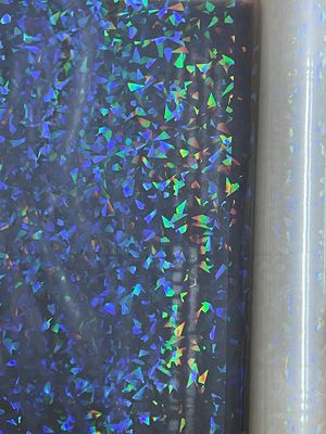 İyi bir fiyat. 21mic Kalınlığı BOPP Temel Film Sıcaklık Kapalı Katmanı Lazerle Çizilmiş İrisanslı Desenler çevrimiçi